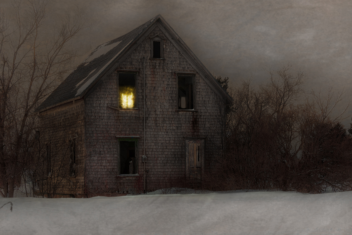 Casa mal-assombrada na neve com uma janela com luz