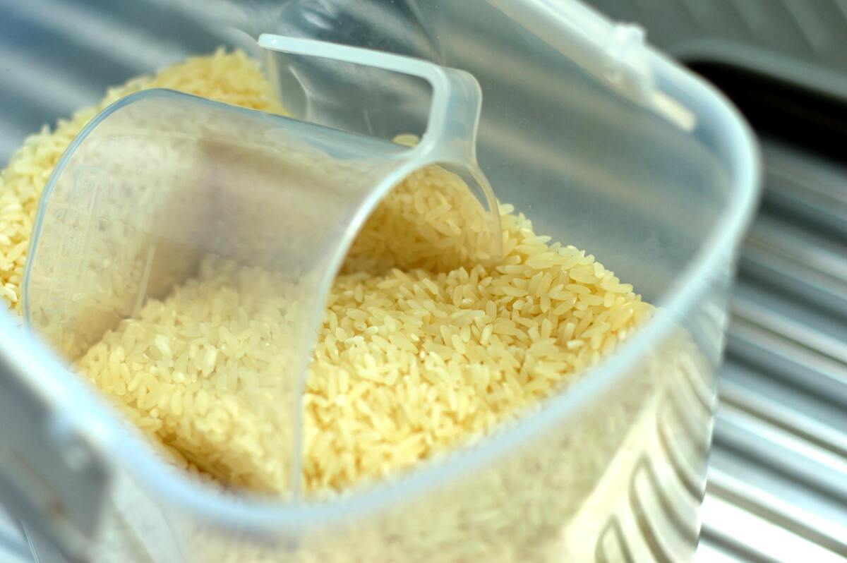 Pote de arroz com medidor dentro.