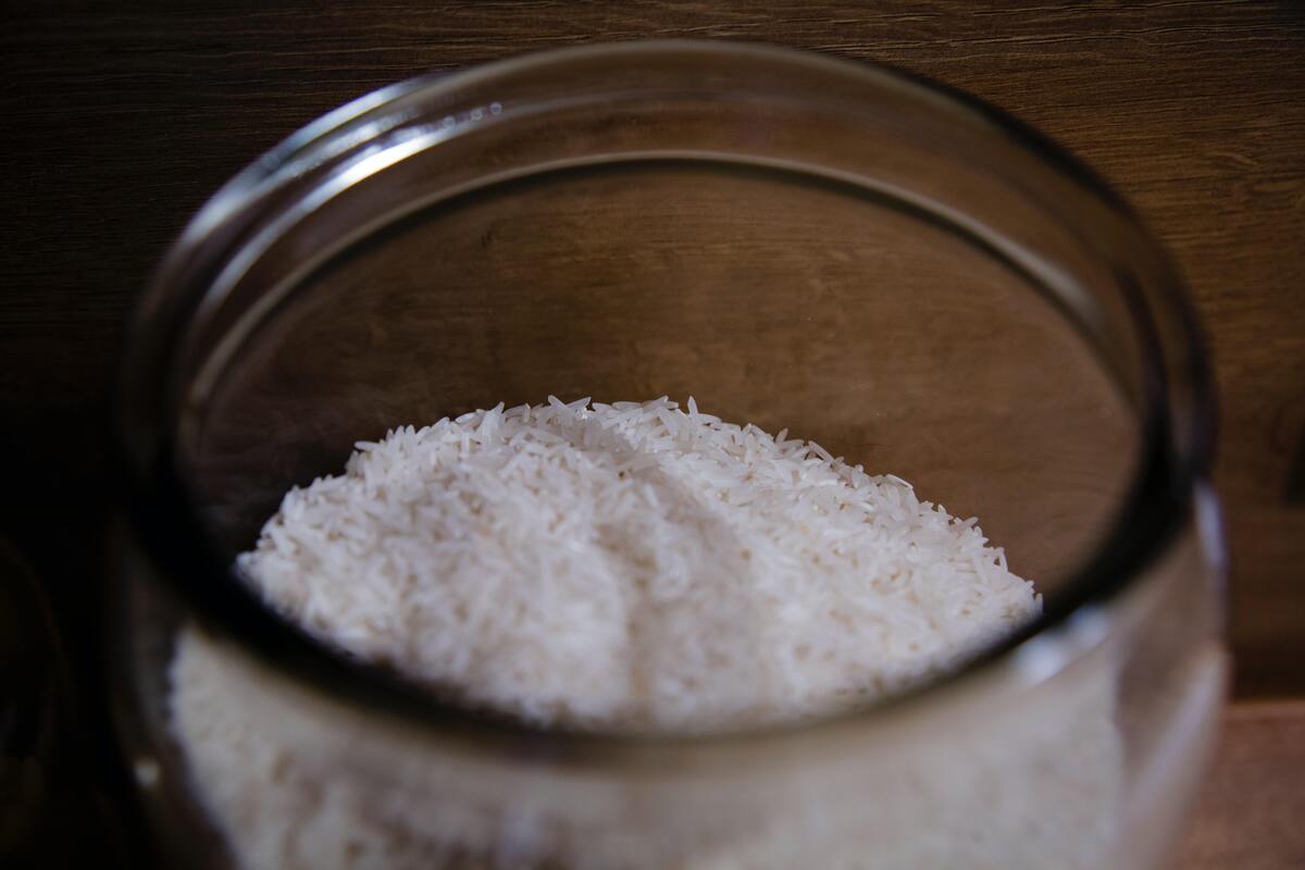 Pote transparente cheio de arroz.