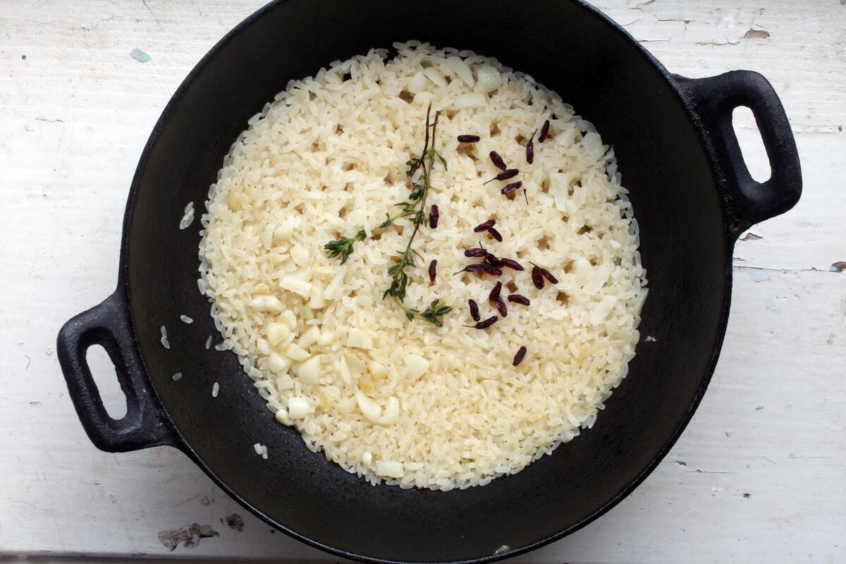 Panela com arroz pronto.