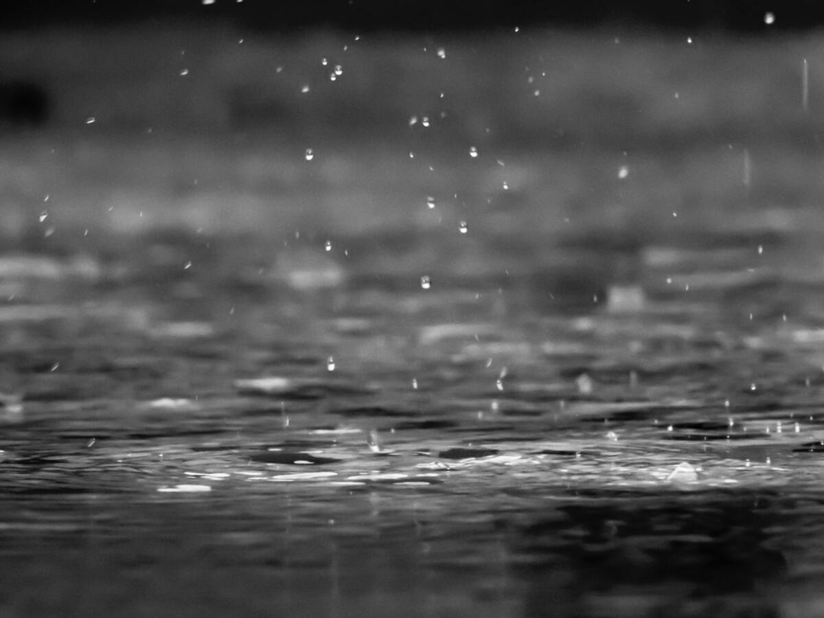 Pingos de chuva caindo na água. 