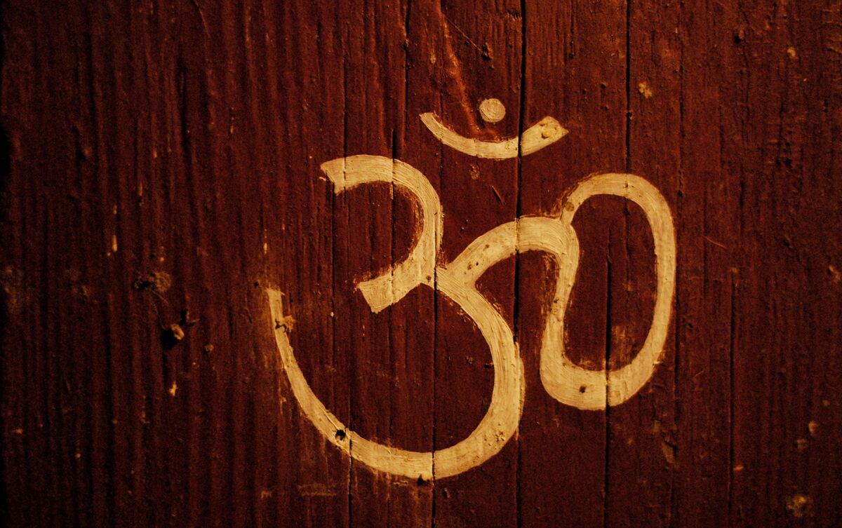 Símbolo Om desenhado em madeira.