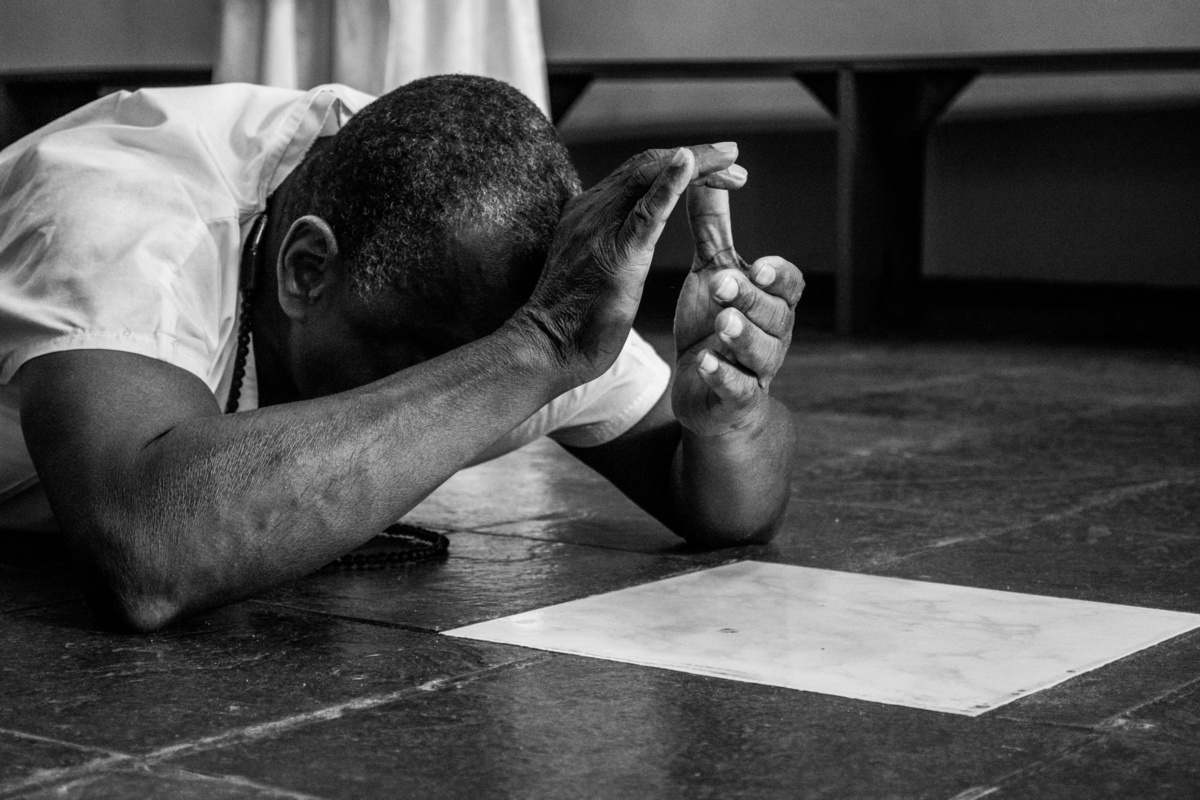 Homem realizando oração ao Preto Velho