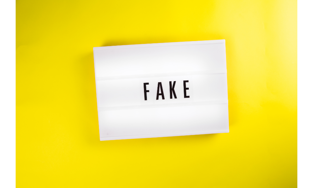 Ilustração de fundo amarelo, escrito "Fake".