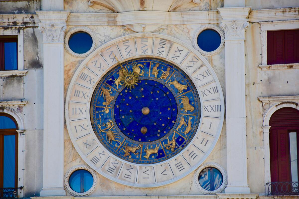 Roda do zodíaco com símbolos dos signos.