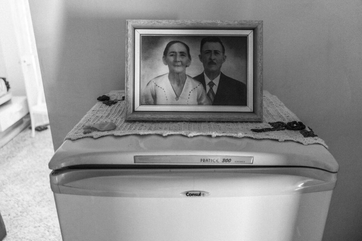 Retrato de um casal em preto e branco.