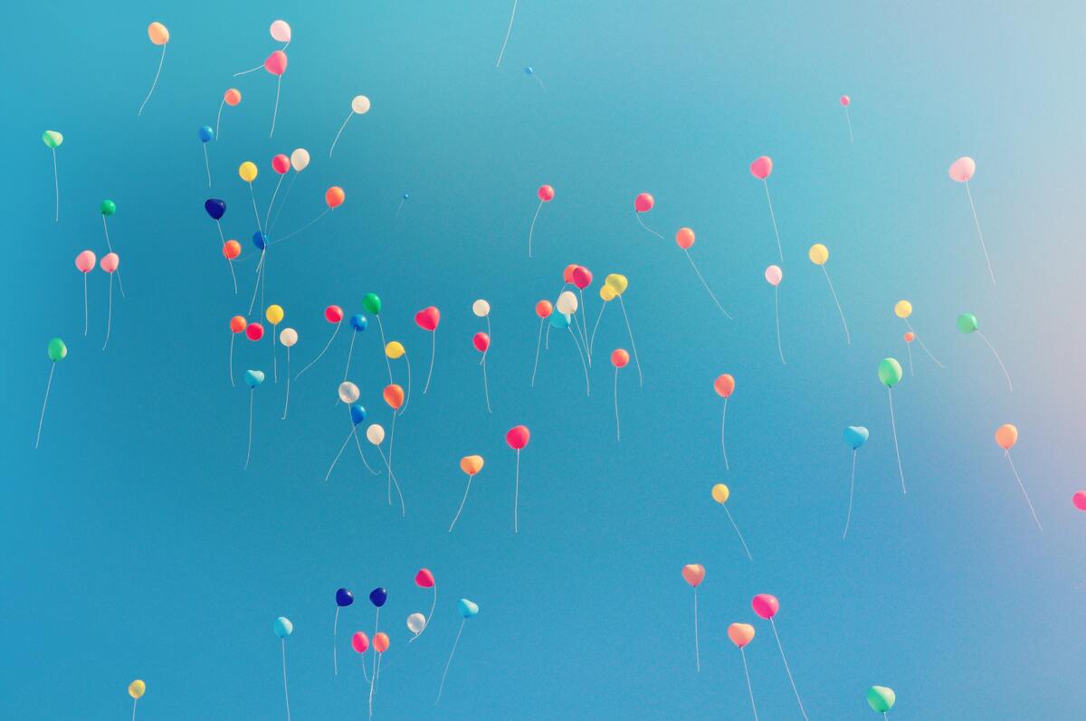Balões de festa no céu. 
