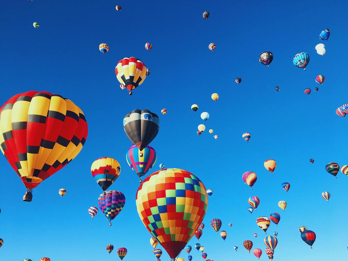 Balões de ar quente no céu. 