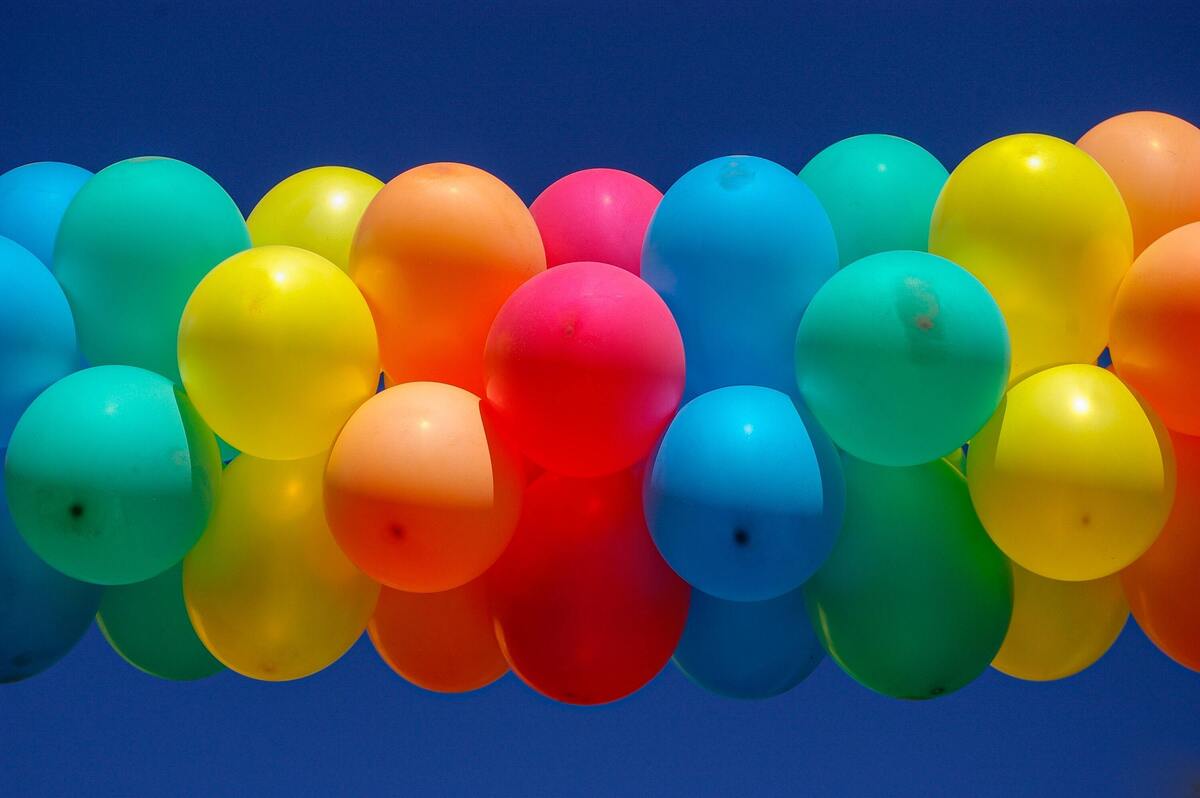 Balões de festa com as cores do arco-íris. 