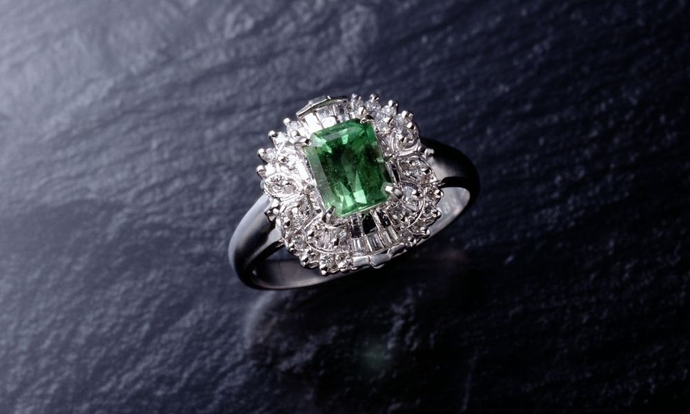 anel com pedra esmeralda