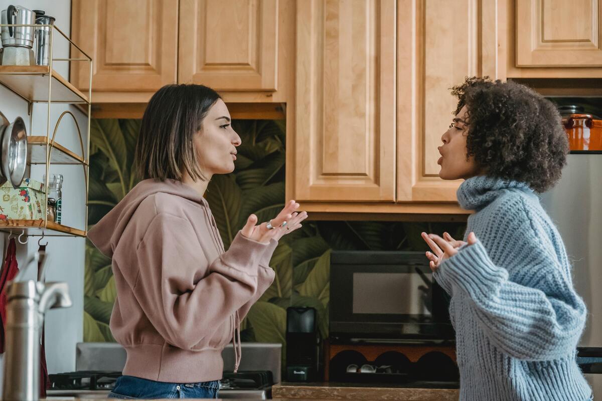 Duas mulheres discutindo