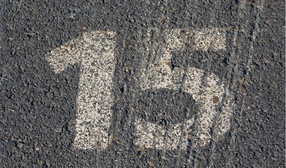 Número 15 pintado no asfalto