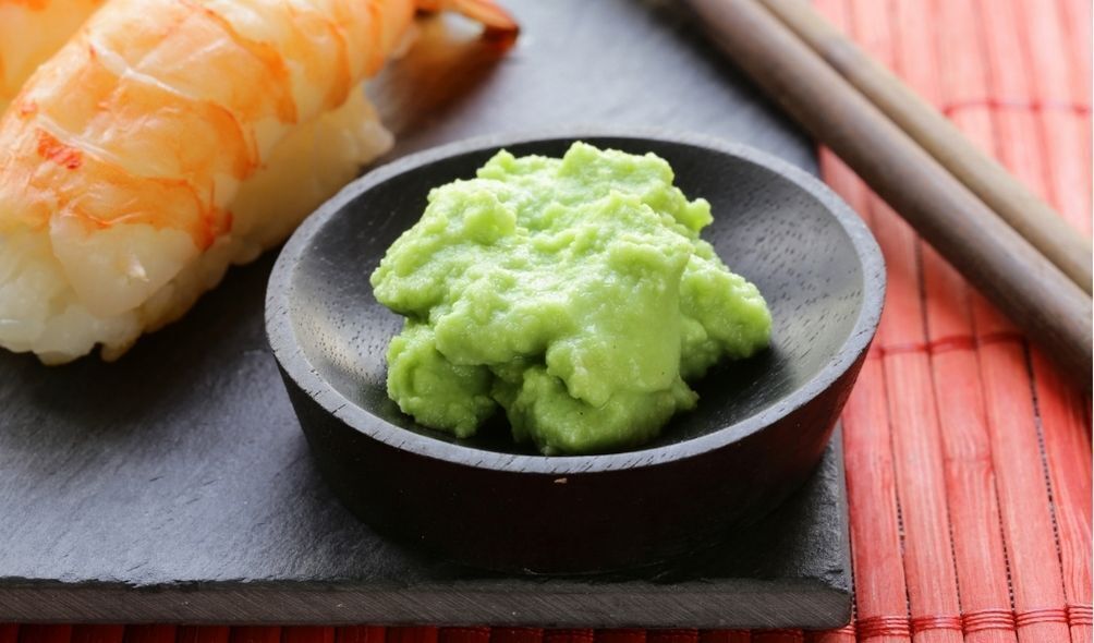 Pote de comida com wasabi