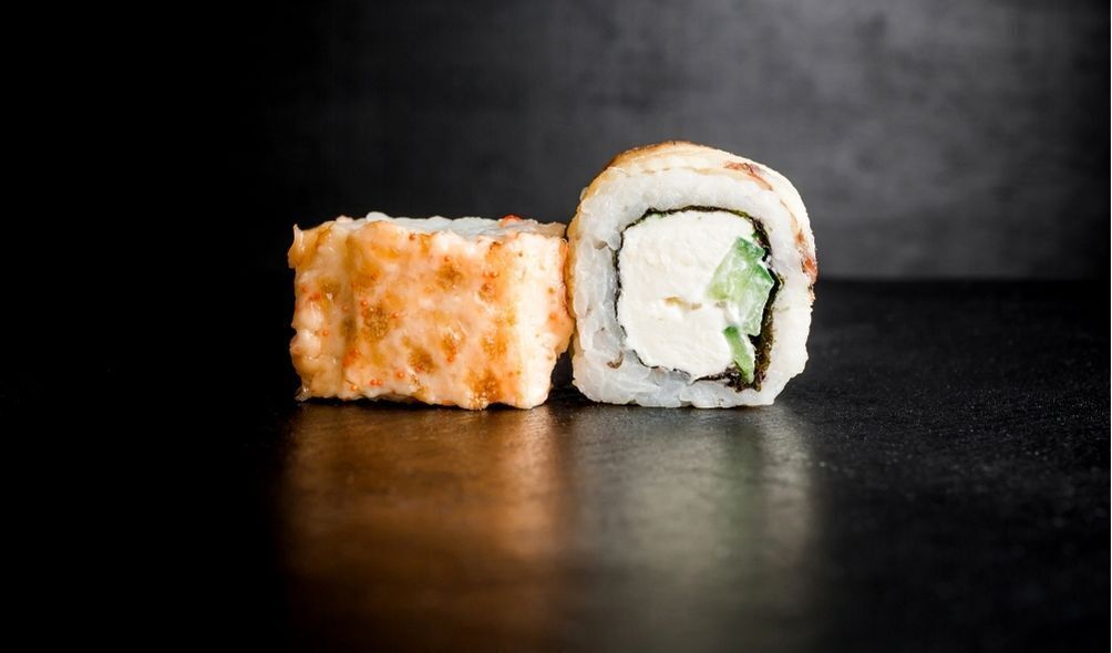 Foto de sushi em fundo preto