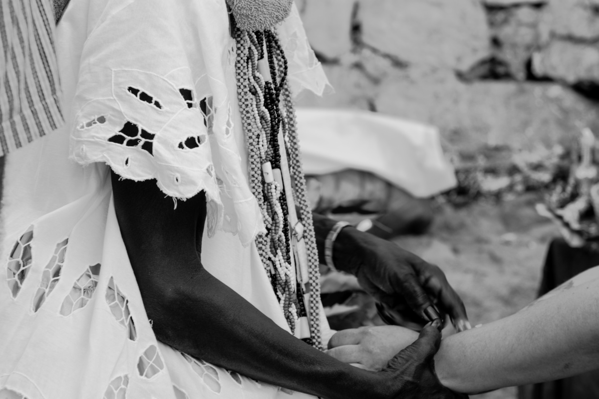Mulher de religião Candomblé de mãos dadas com outra.