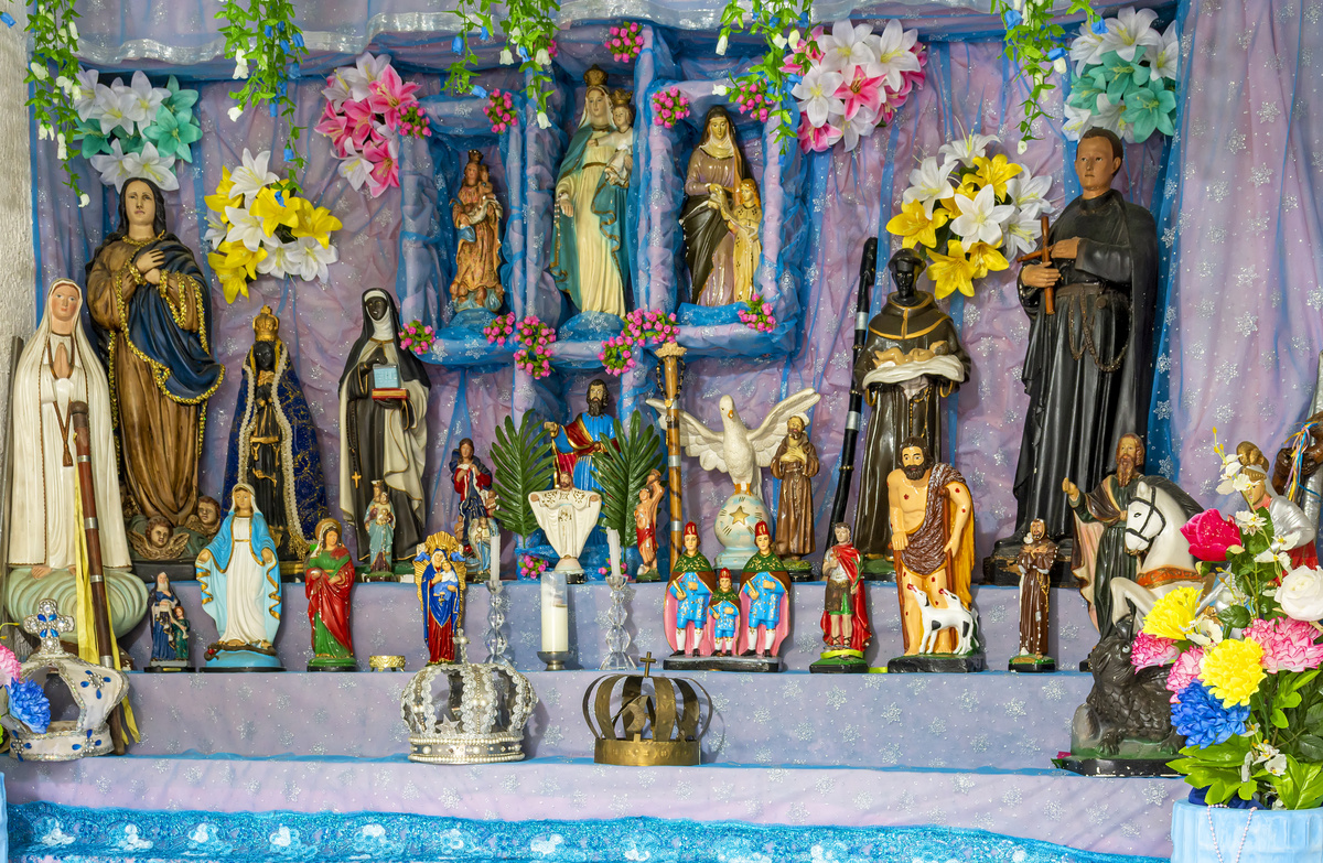 Estátuas em altar de sincretismo brasileiro.