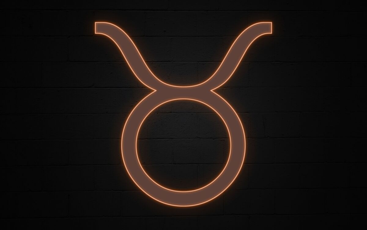 Símbolo do signo de Touro em fundo escuro.