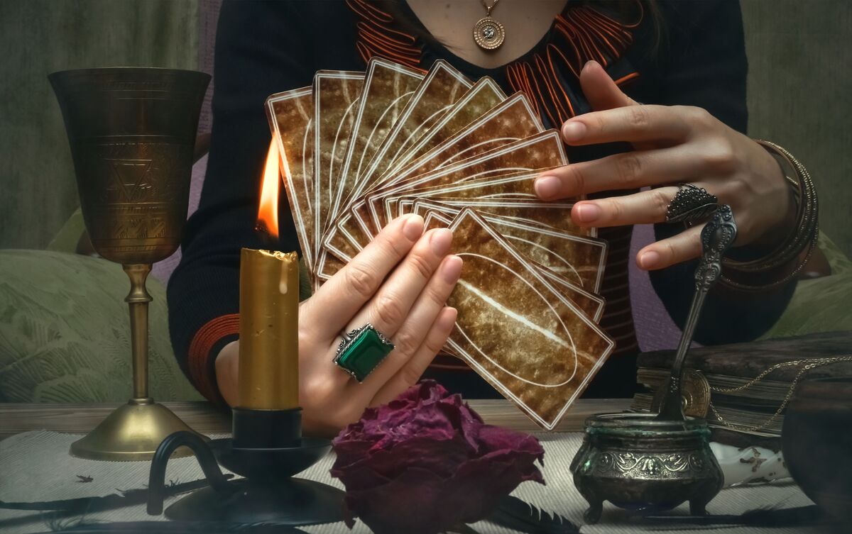 Mulher segurando cartas de Tarot.