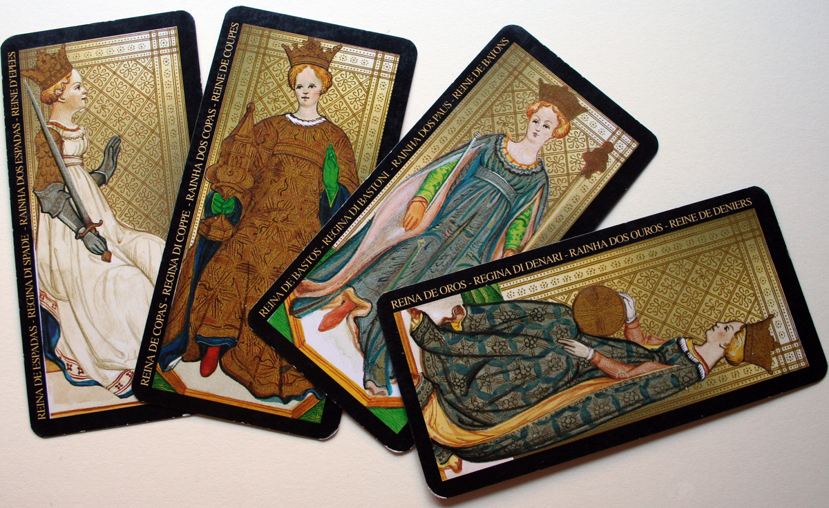 Carta Rainha de Espadas ao lado de outras cartas do Tarot.