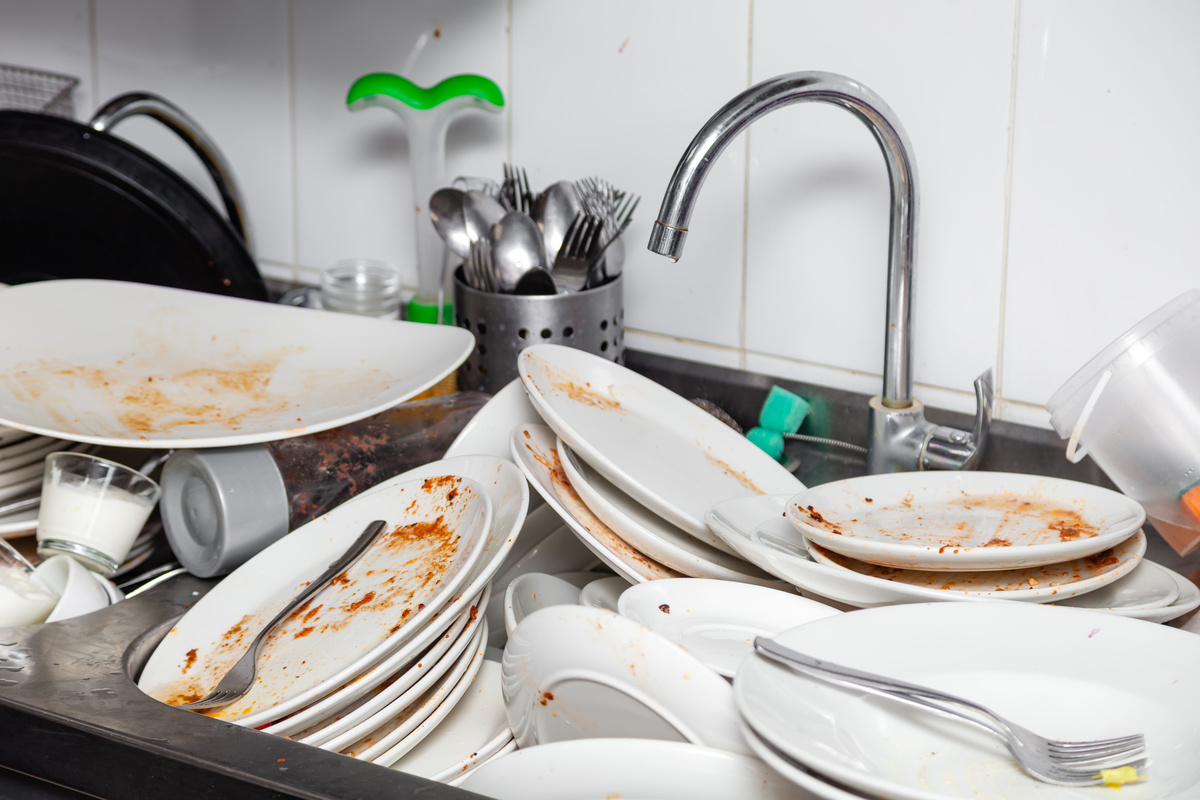 Dirty dishes. Грязная посуда. Посуда d hfrfdbzt. Грязная посуда в ресторане. Стол для грязной посуды.