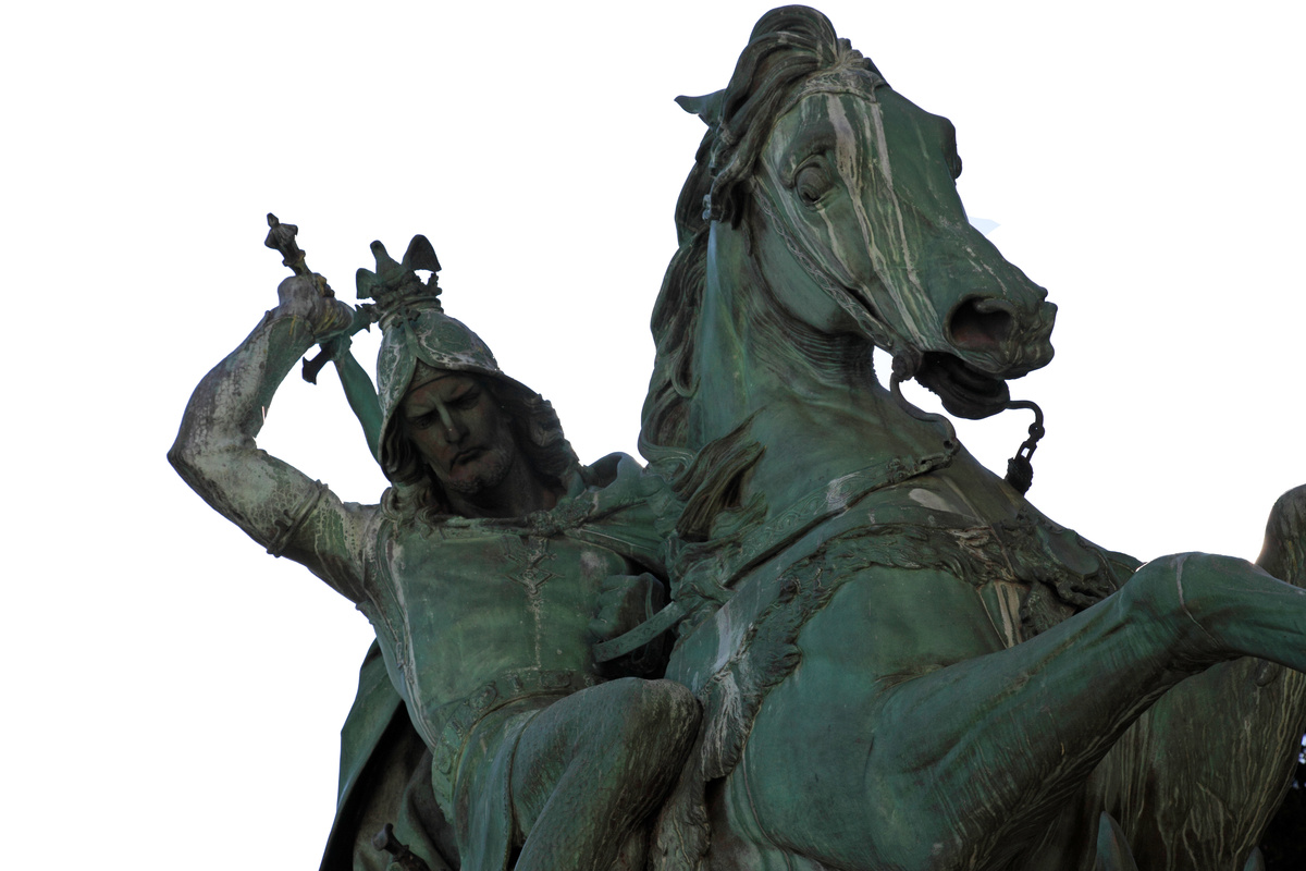 Imagem próxima de estátua de São Jorge, que empunha espada enquanto em cima de seu cavalo.