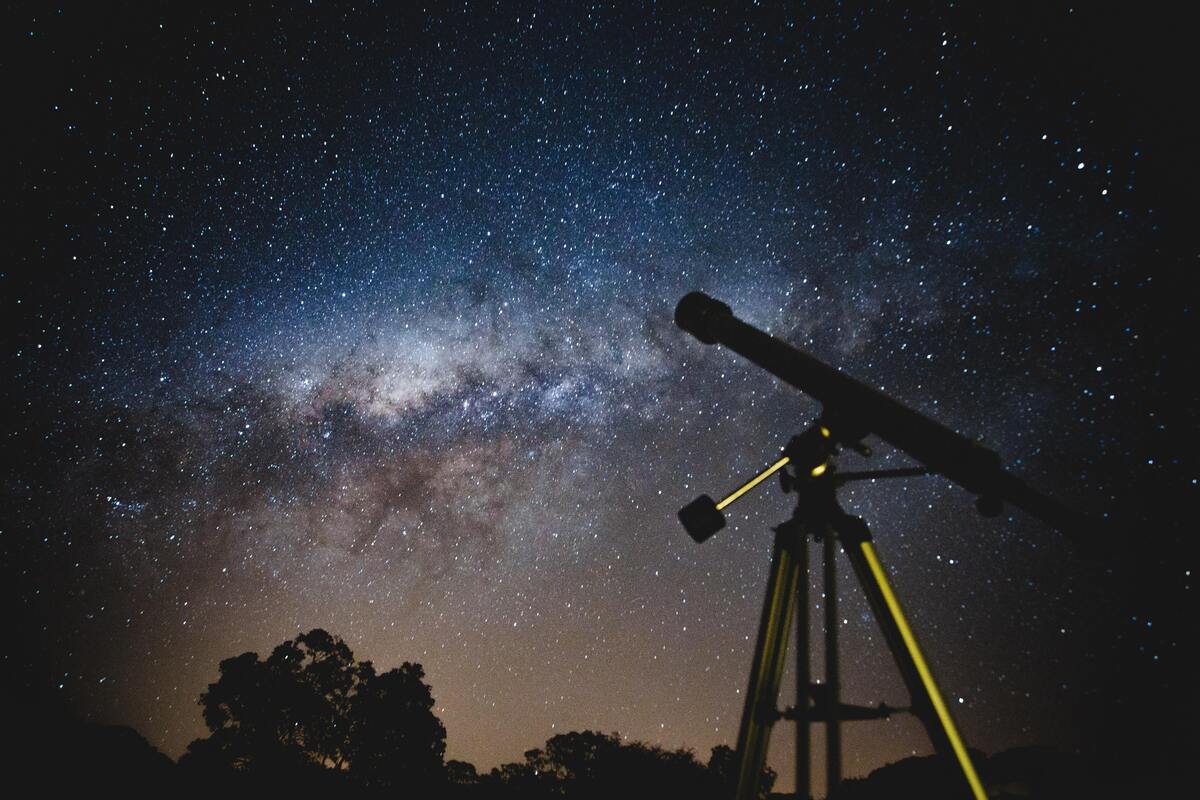Telescópio e céu estrelado 
