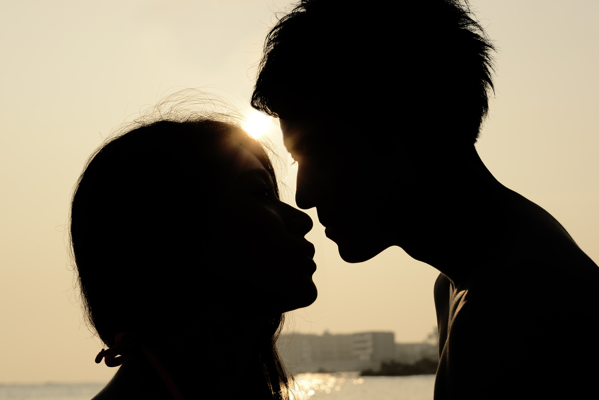 Sombra de um casal preste a se beijar