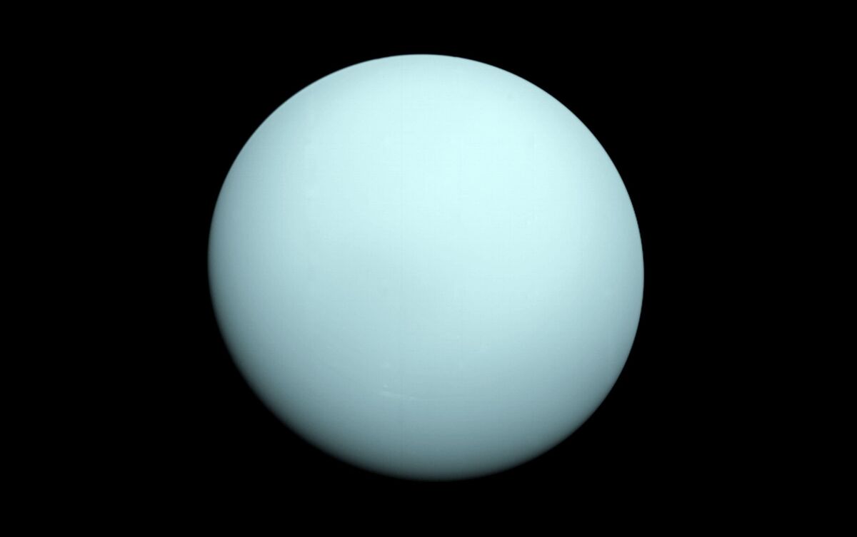 Planeta Urano sobre fundo preto.
