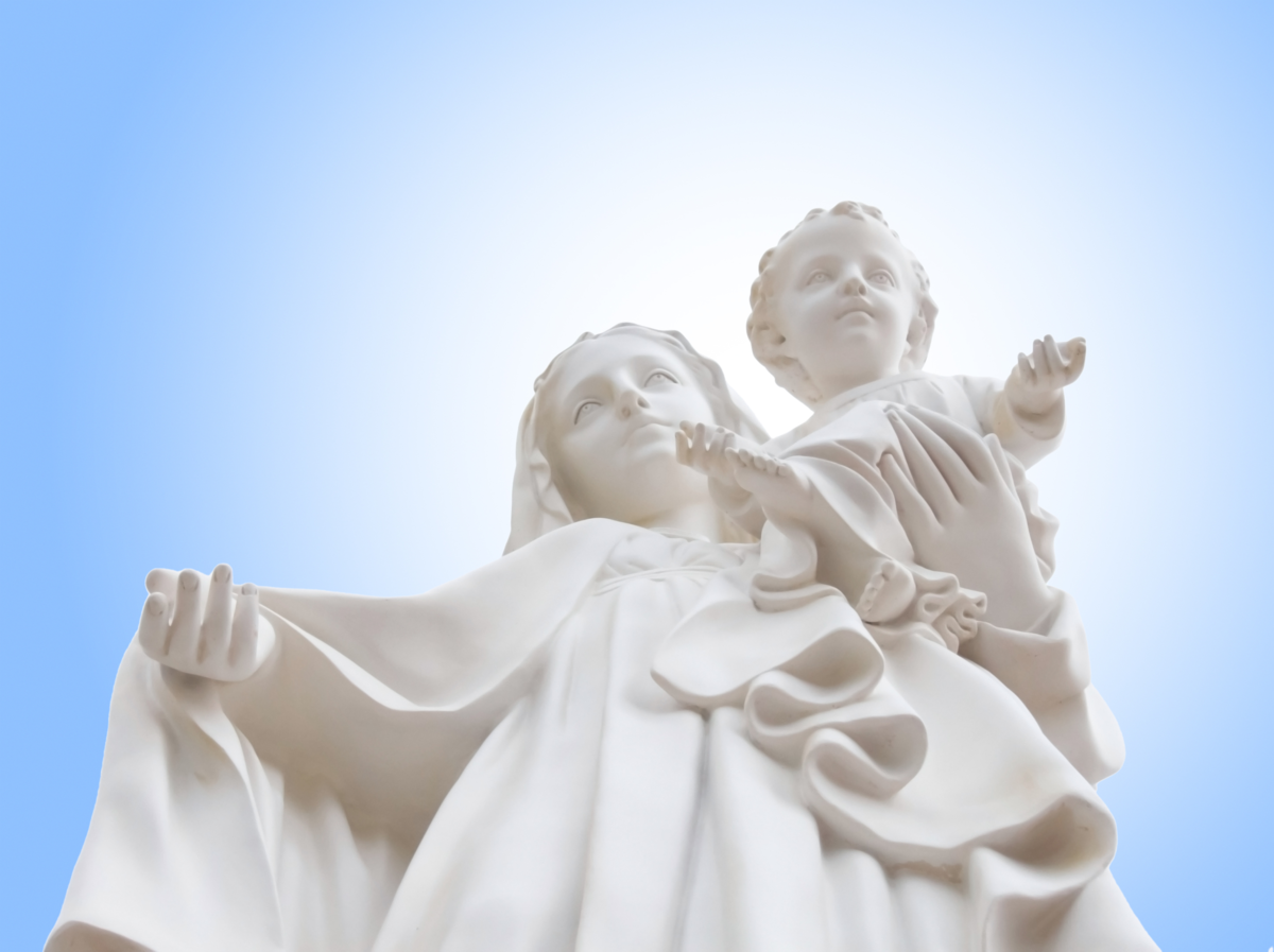 Imagem de Nossa Senhora segurando o menino Jesus.