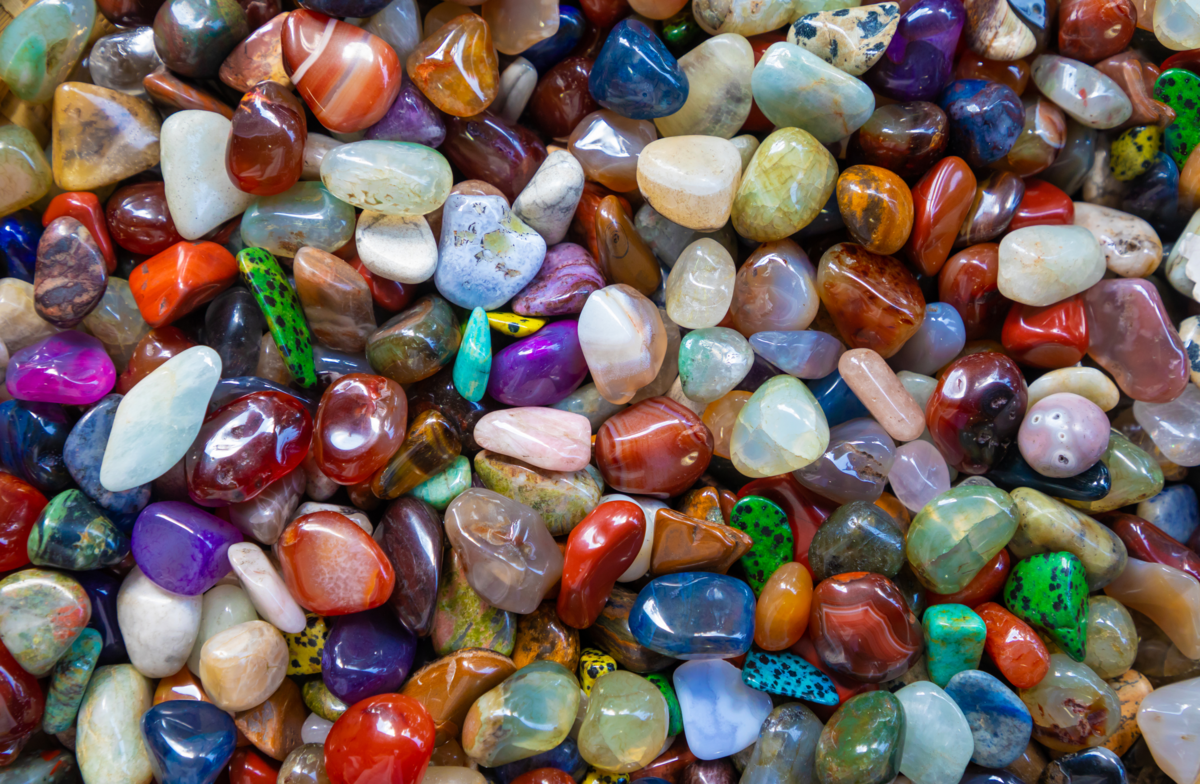 Várias pedras de diferentes cores e tamanhos.