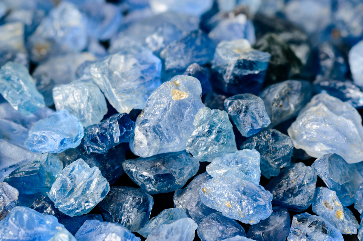 Pedras de safira azul. 