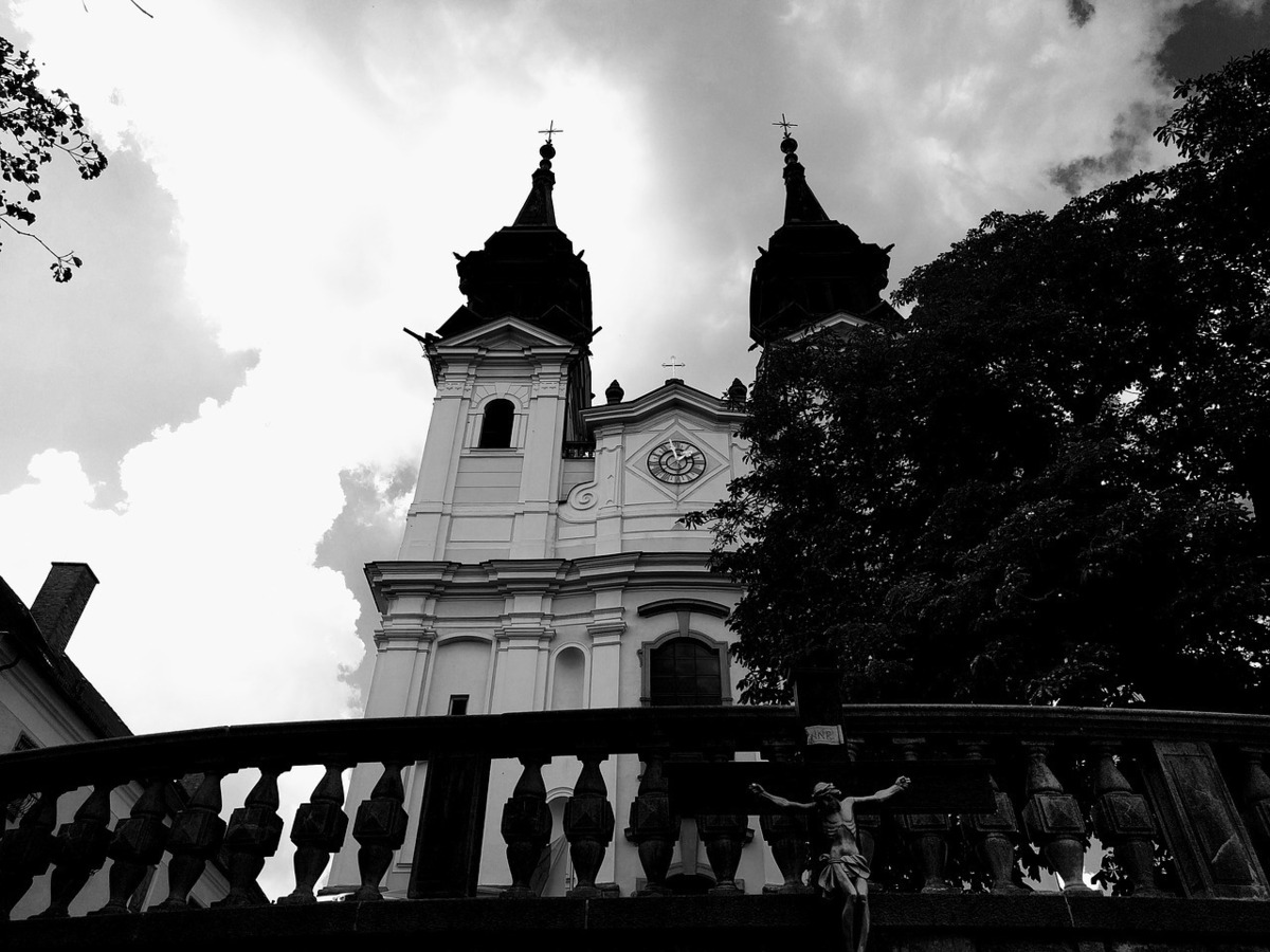 Igreja de Nossa Senhora das Dores em preto e branco