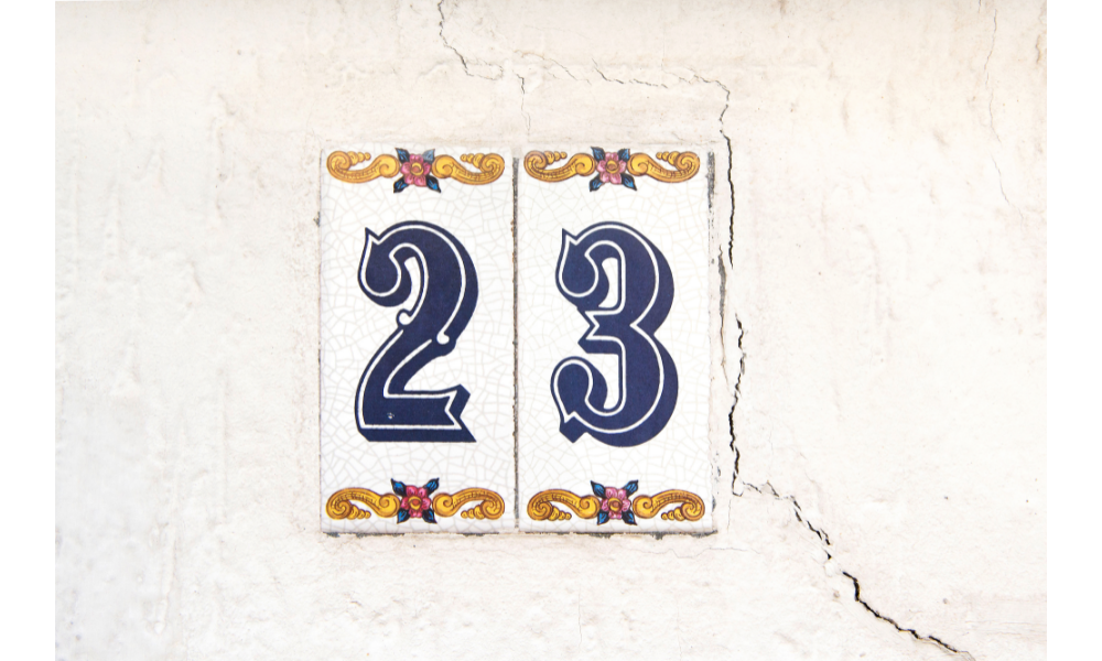 Número 23 escrito em um azulejo.
