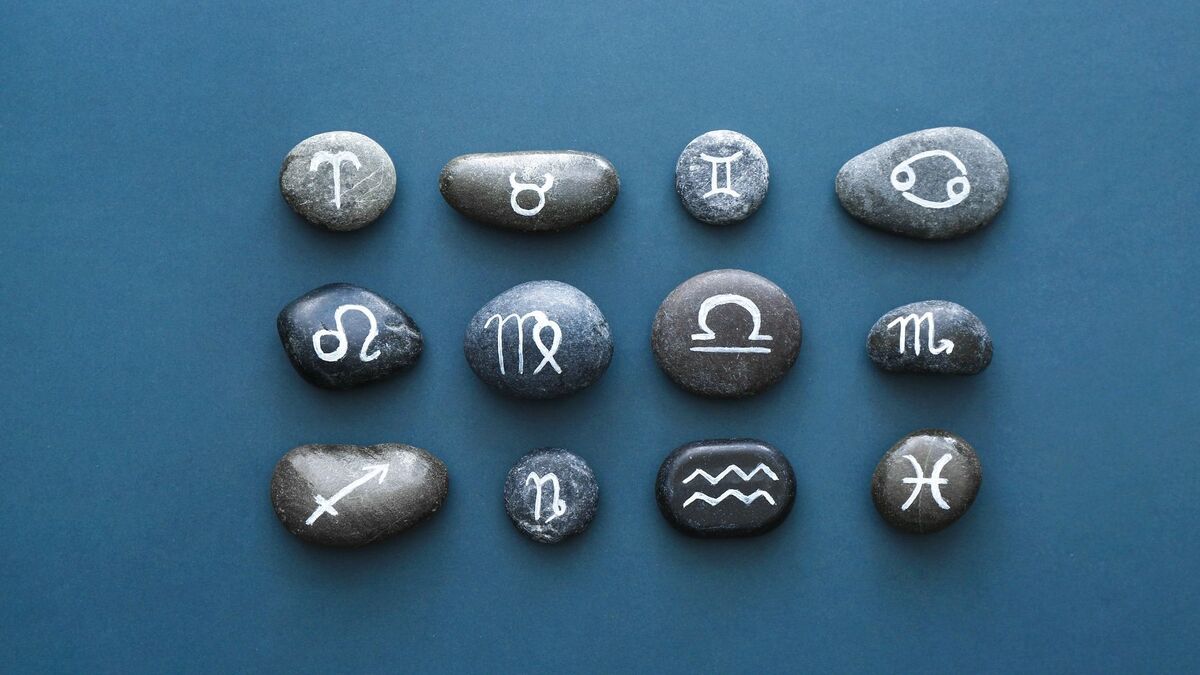 Símbolos dos signos gravados em pedras.