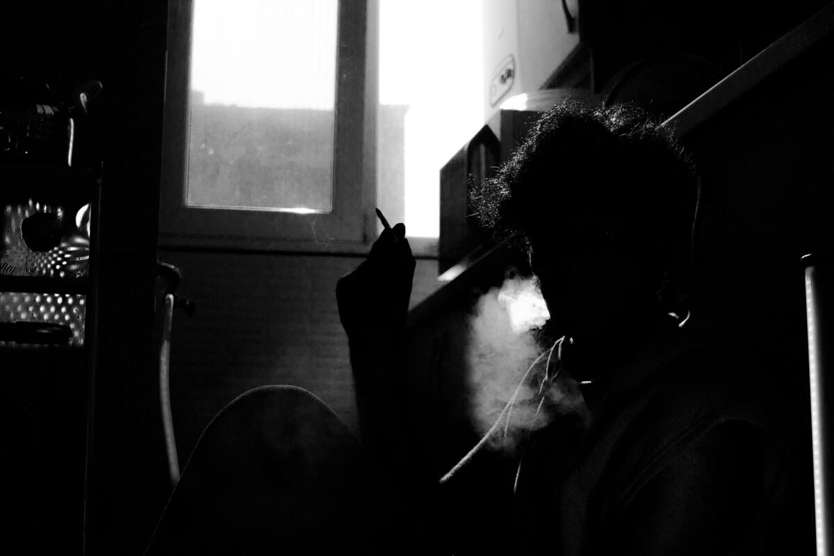 Um pessoa fumando.