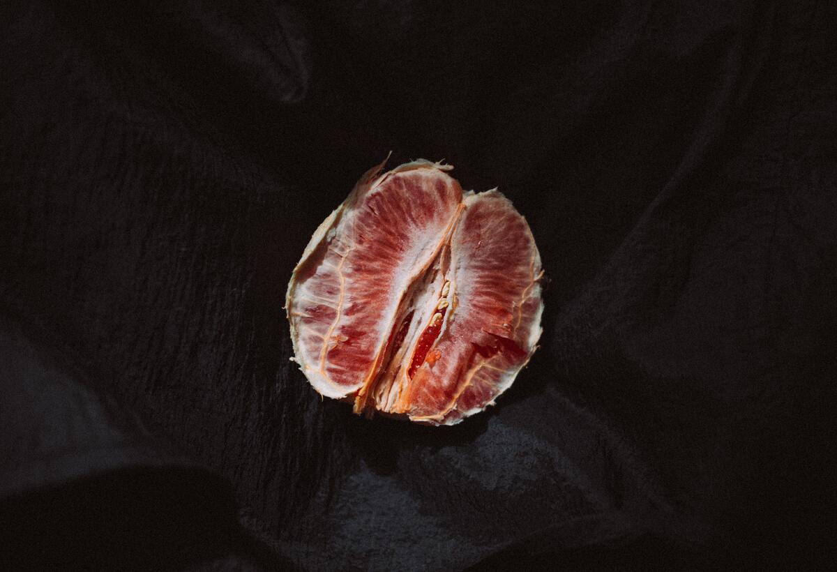 Uma fruta representando uma vagina. 