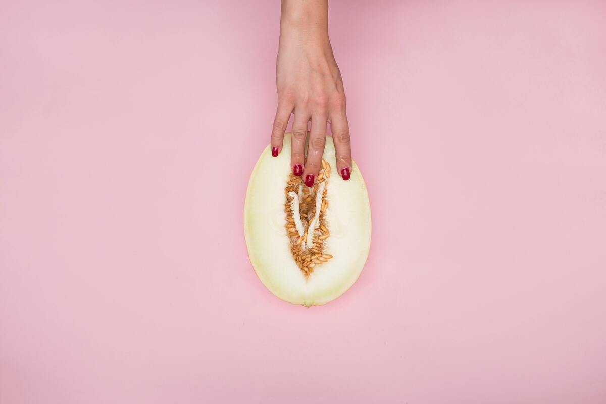 Uma fruta representando uma vagina. 