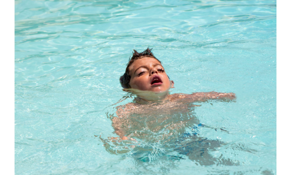 Criança se afogando em uma piscina.