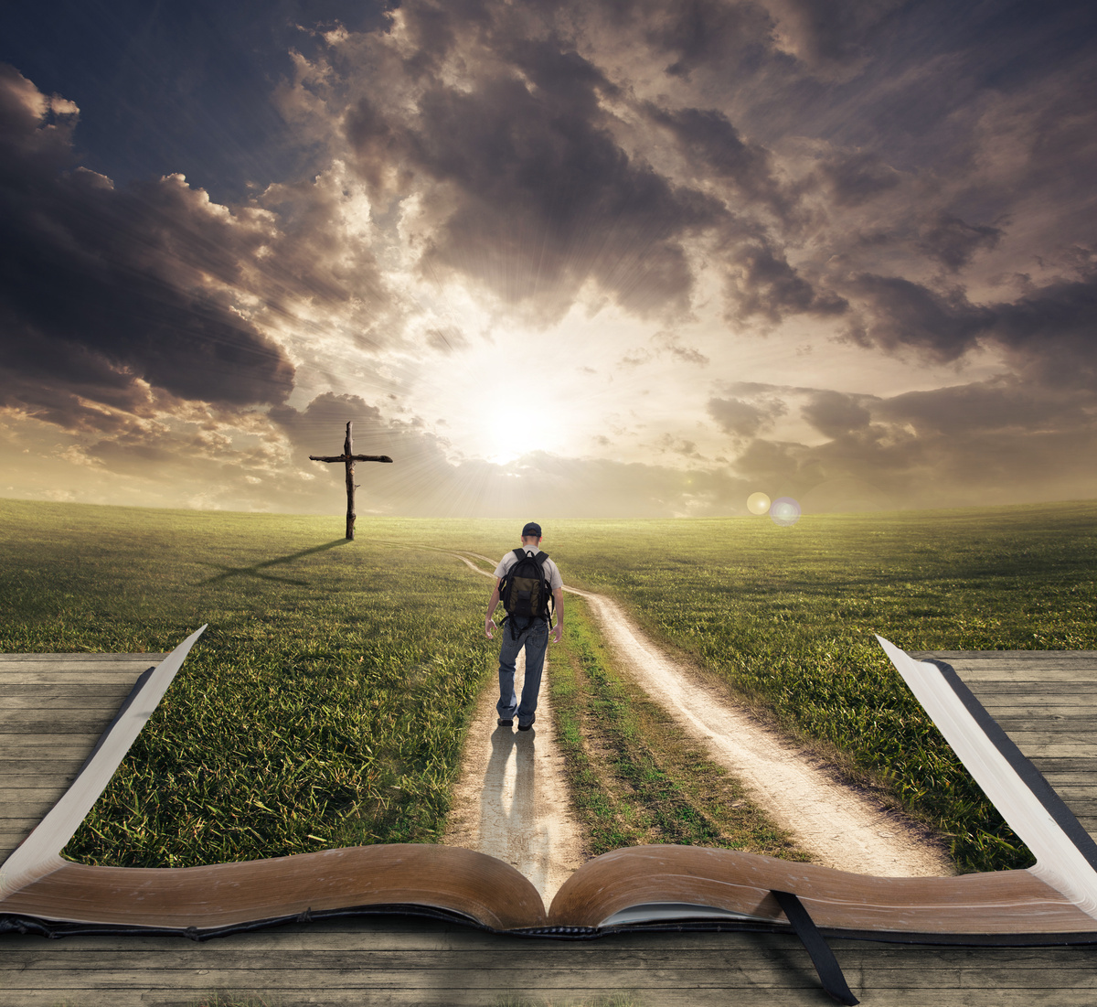 Um homem caminhando em cima de uma bíblia na estrada.