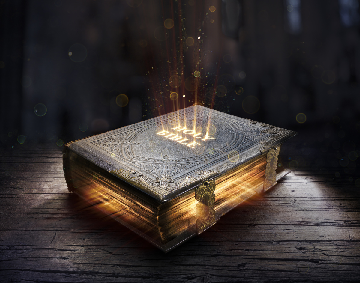 Bíblia luminosa em cima de uma mesa.