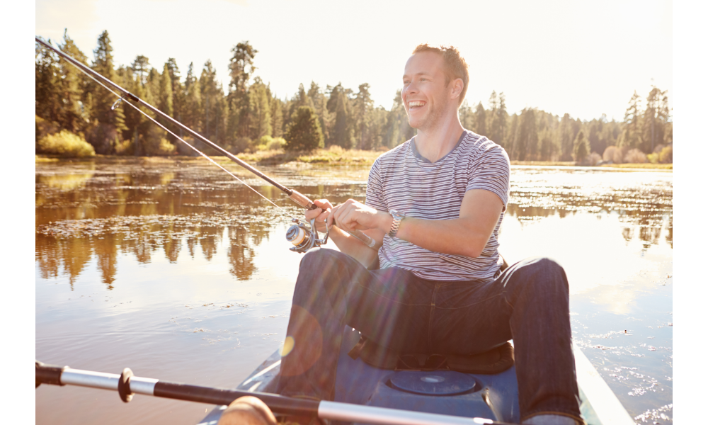 Homem em uma canoa com uma vara de pesca.