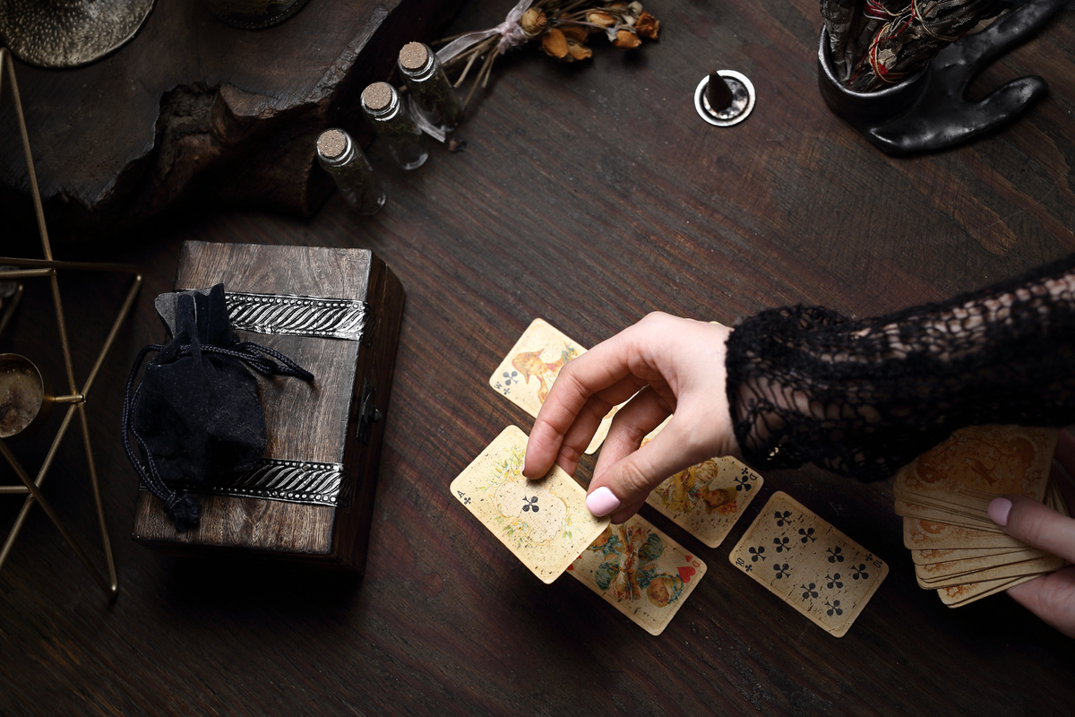Mãos com cartas de tarot