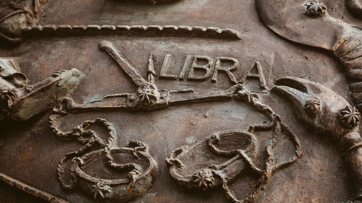 Símbolo de Libra esculpido em uma pedra.