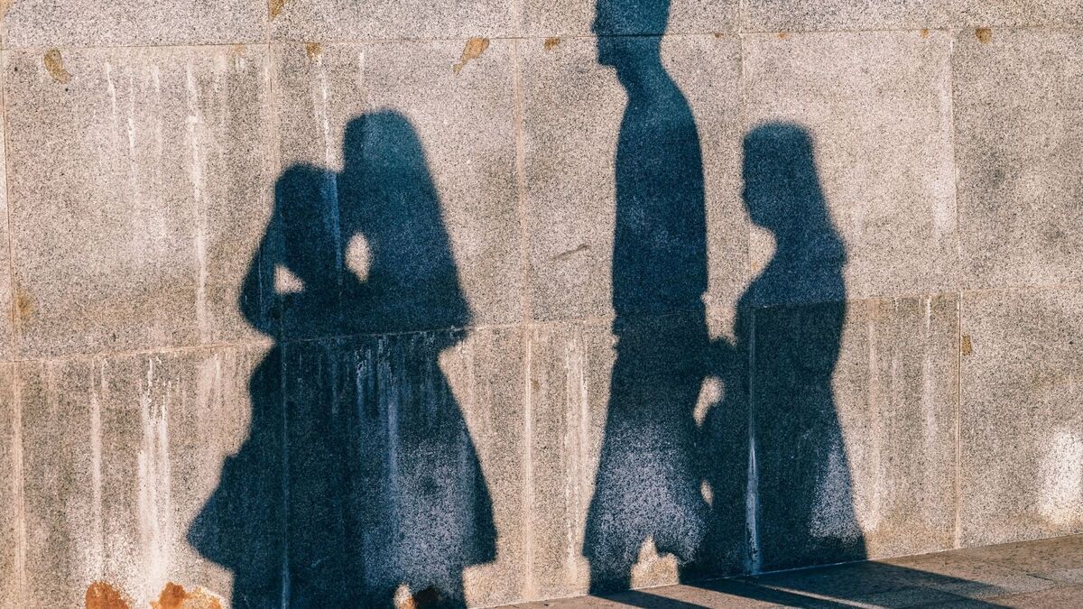 Sombras de quatro pessoas.