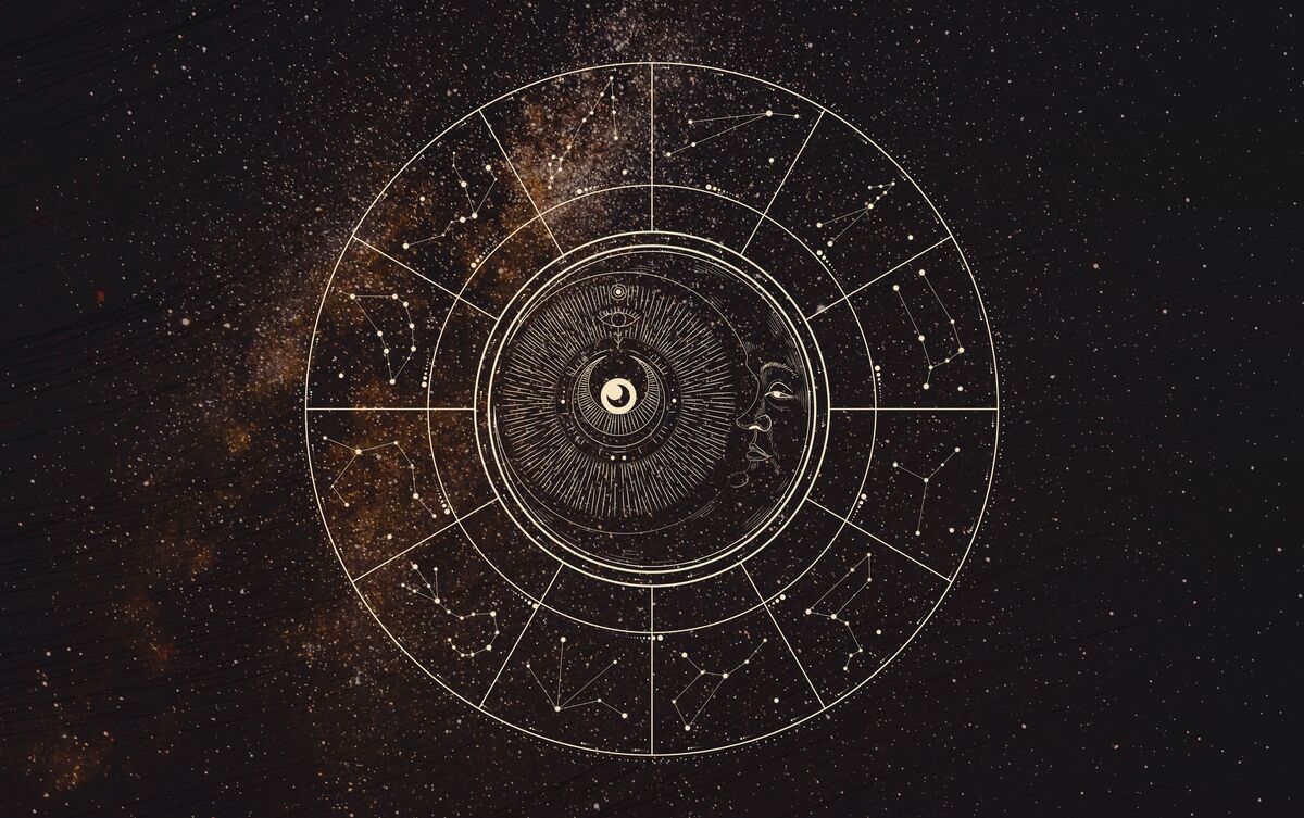 Mapa astral em fundo estrelado.