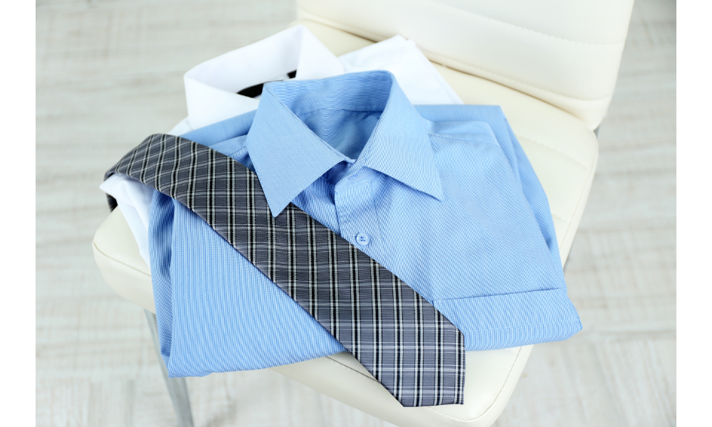 Roupas masculinas - camisa azul e gravata.