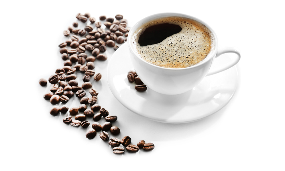 Xícara de café ao lado de grãos de café.