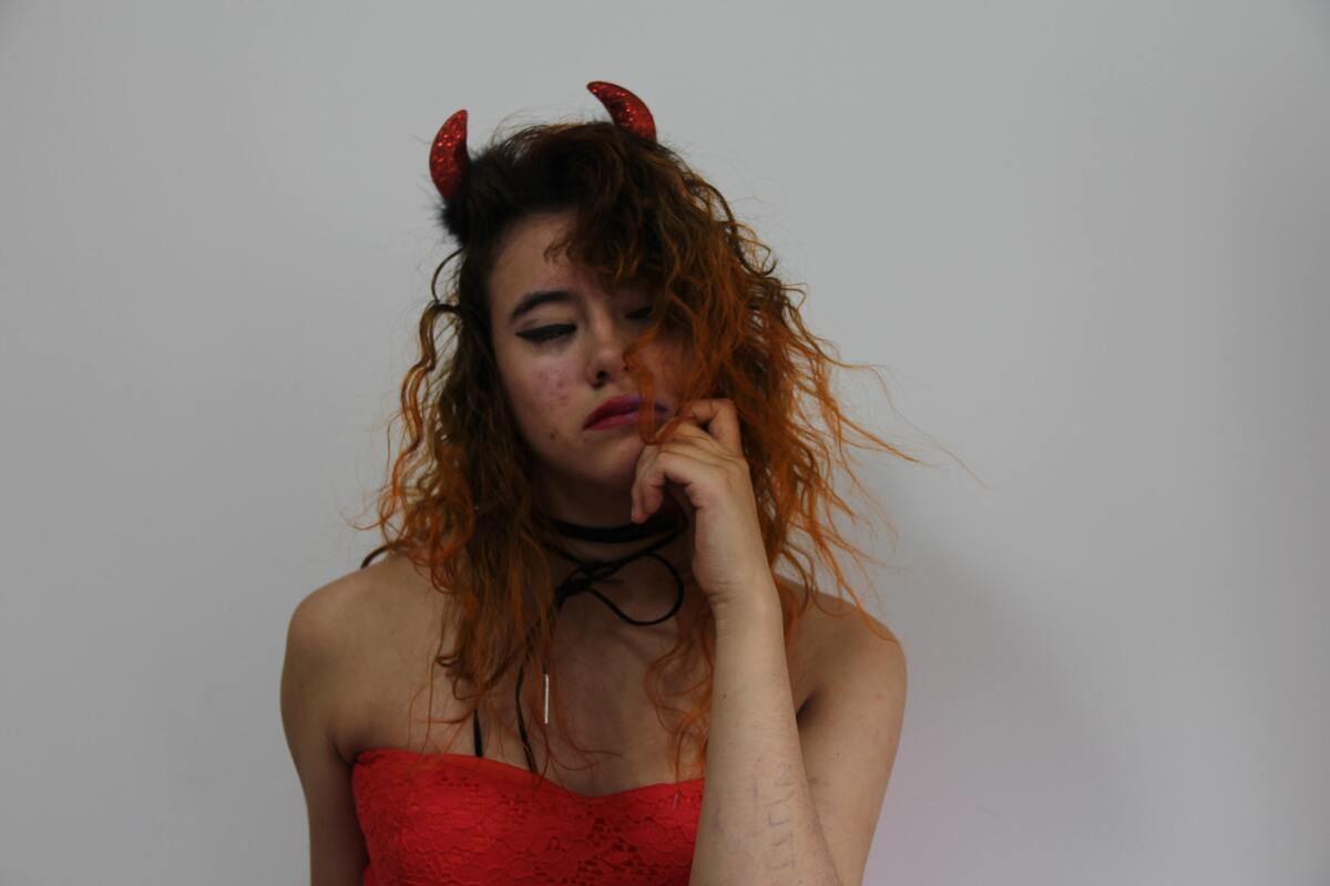 Uma mulher vestida de diabo. 