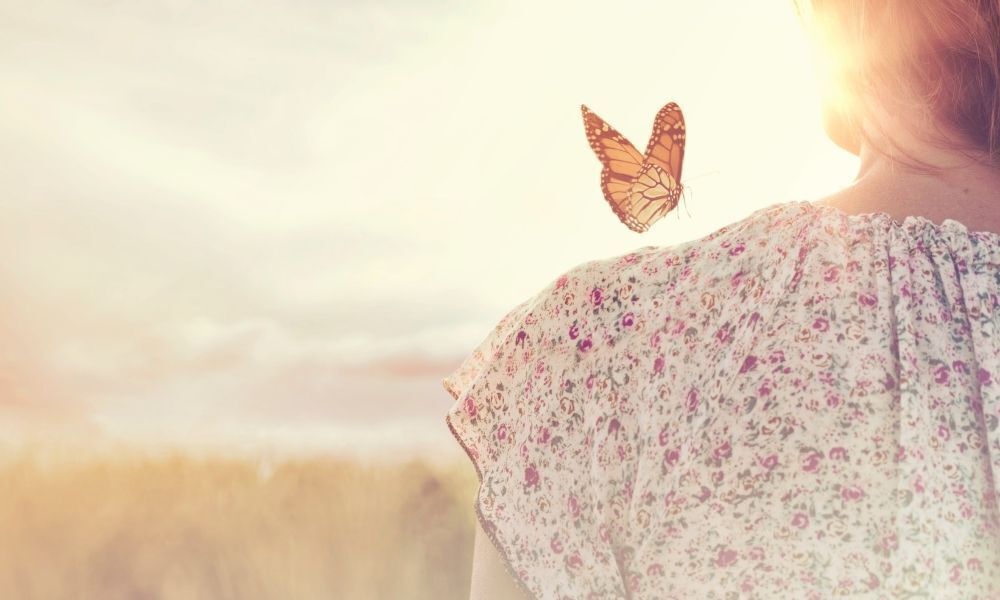 mulher com borboleta