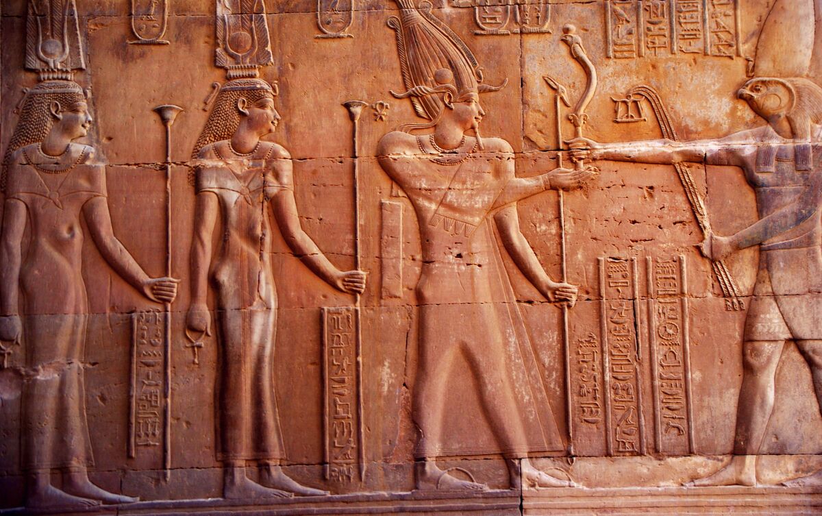 Pinturas de deuses egípcios em pedra.